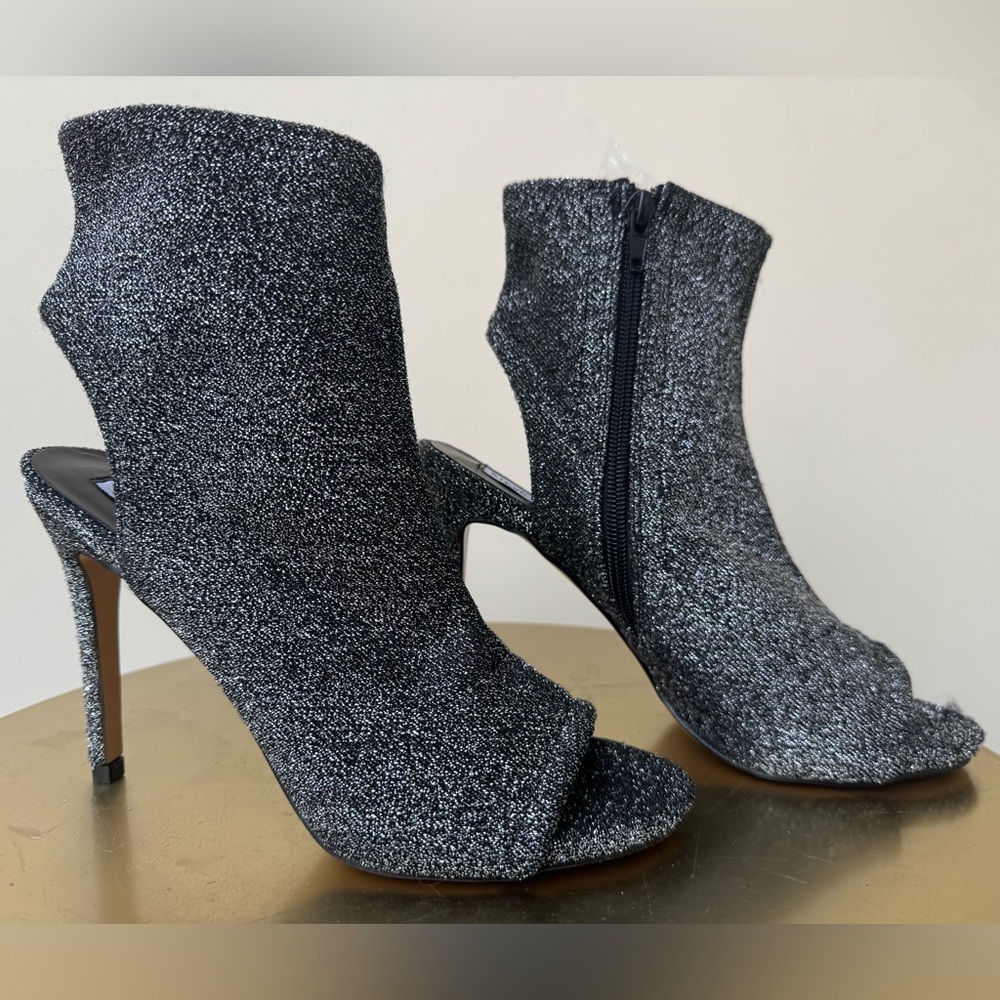 NEW STEVE MADDEN ZIP UP ANKLE HEELS